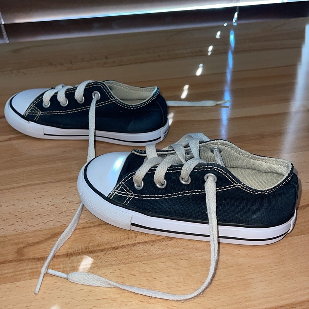 Size 8 Toddler Black and white converse - Picture 4 of 5